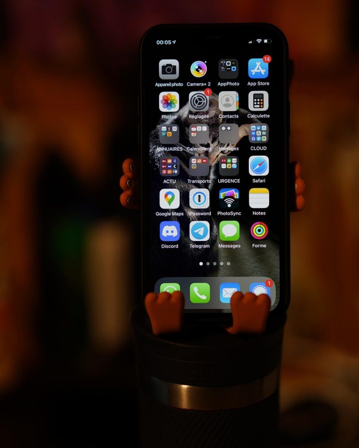双色球开奖号码 App 首页界面展示，手机屏幕中排列着红色与蓝色号码球，背景是青柠绿与炭黑撞色的街头风格卡片，氛围清爽明快